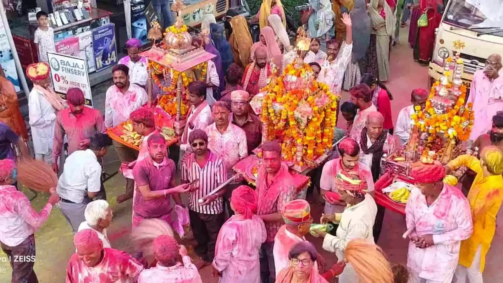 भूपालसागर में जलझूलनी एकादशी के अवसर पर सजे हुए वेवाण और रंग-गुलाल उड़ाते हुए श्रद्धालुओं की भीड़ सड़क पर दिखाई दे रही है। भूपालसागर में जलझूलनी एकादशी के अवसर पर सजे हुए वेवाण और रंग-गुलाल उड़ाते हुए श्रद्धालुओं की भीड़ सड़क पर दिखाई दे रही है।