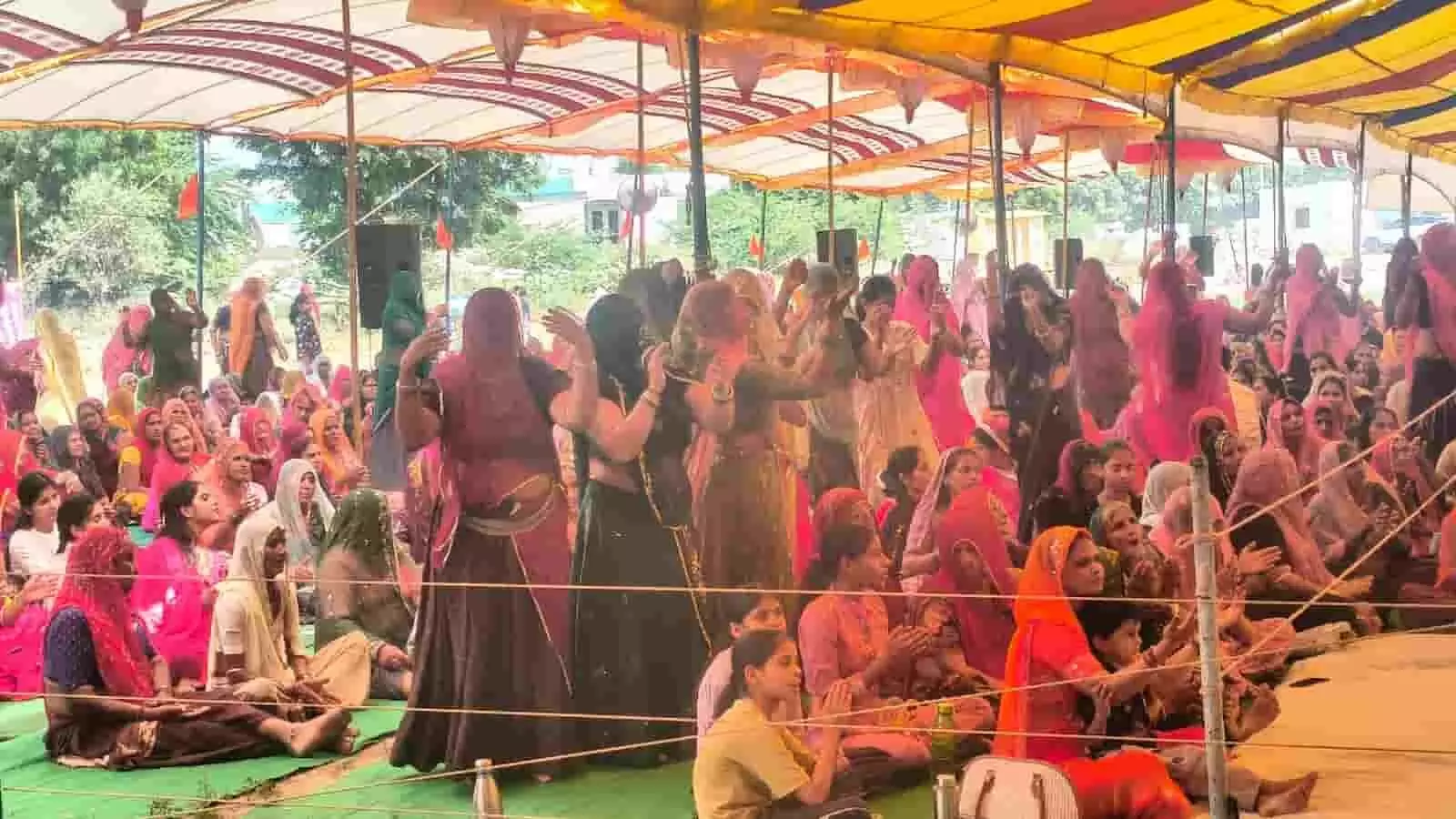 तस्वीर में कैलाश नगर में श्रीमद्भागवत कथा के दौरान श्रीकृष्ण जन्मोत्सव मनाते श्रद्धालु दिख रहे हैं। तस्वीर में कैलाश नगर में श्रीमद्भागवत कथा के दौरान श्रीकृष्ण जन्मोत्सव मनाते श्रद्धालु दिख रहे हैं।