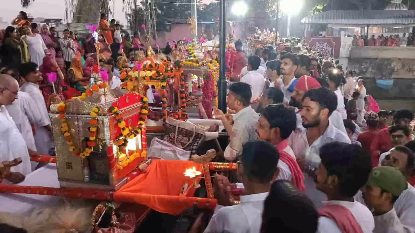 तस्वीर में सलूम्बर में जल झूलनी एकादशी के दौरान बेवाण के साथ उमड़ी श्रद्धालुओं की भीड़ दिखाई दे रही है। तस्वीर में सलूम्बर में जल झूलनी एकादशी के दौरान बेवाण के साथ उमड़ी श्रद्धालुओं की भीड़ दिखाई दे रही है।
