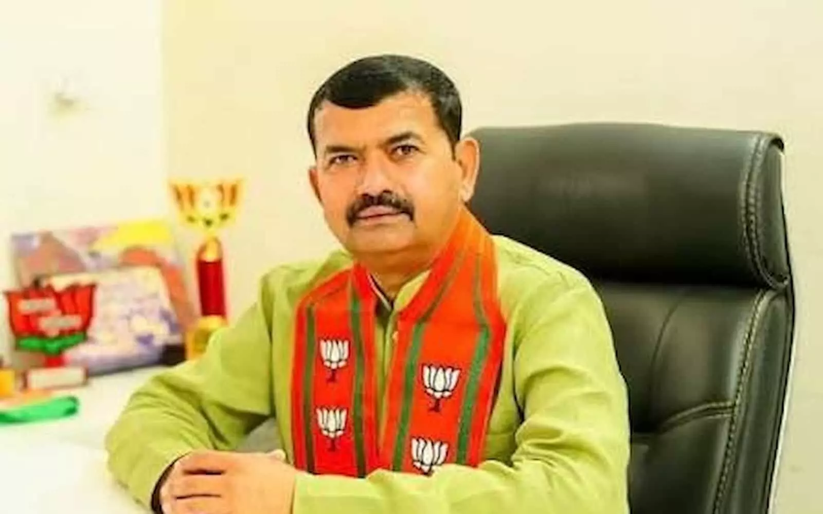 तस्वीर में भाजपा नेता श्रवण सिंह बगडी गले में पार्टी का पटका पहने अपनी कुर्सी पर बैठे हुए हैं। तस्वीर में भाजपा नेता श्रवण सिंह बगडी गले में पार्टी का पटका पहने अपनी कुर्सी पर बैठे हुए हैं।