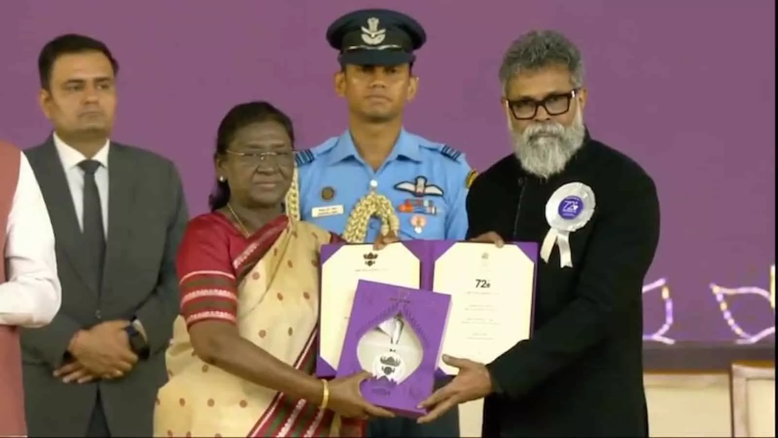 राष्ट्रपति द्रौपदी मुर्मू निर्देशक सुकुमार को नेशनल फिल्म अवॉर्ड्स में सम्मानित कर रही हैं। राष्ट्रपति द्रौपदी मुर्मू निर्देशक सुकुमार को नेशनल फिल्म अवॉर्ड्स में सम्मानित कर रही हैं।