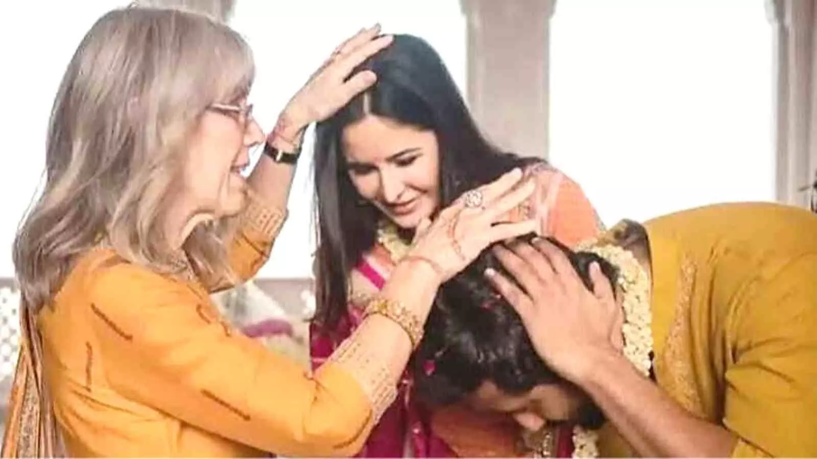 तमिलनाडु के ग्रामीण गांव में सामाजिक कार्यों और बच्चों की शिक्षा में सक्रिय रूप से जुड़ी कटरीना कैफ की मां सुजैन टरकोट। तमिलनाडु के ग्रामीण गांव में सामाजिक कार्यों और बच्चों की शिक्षा में सक्रिय रूप से जुड़ी कटरीना कैफ की मां सुजैन टरकोट।