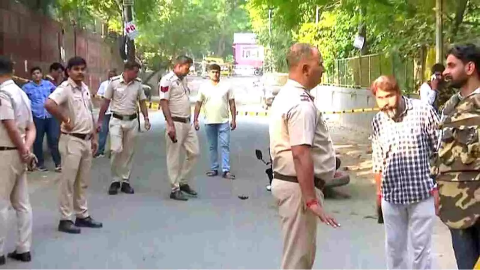 दिल्ली के कालकाजी इलाके में हुई गैंगरेप की घटना के बाद जांच और कार्रवाई में जुटी पुलिस टीम। दिल्ली के कालकाजी इलाके में हुई गैंगरेप की घटना के बाद जांच और कार्रवाई में जुटी पुलिस टीम।