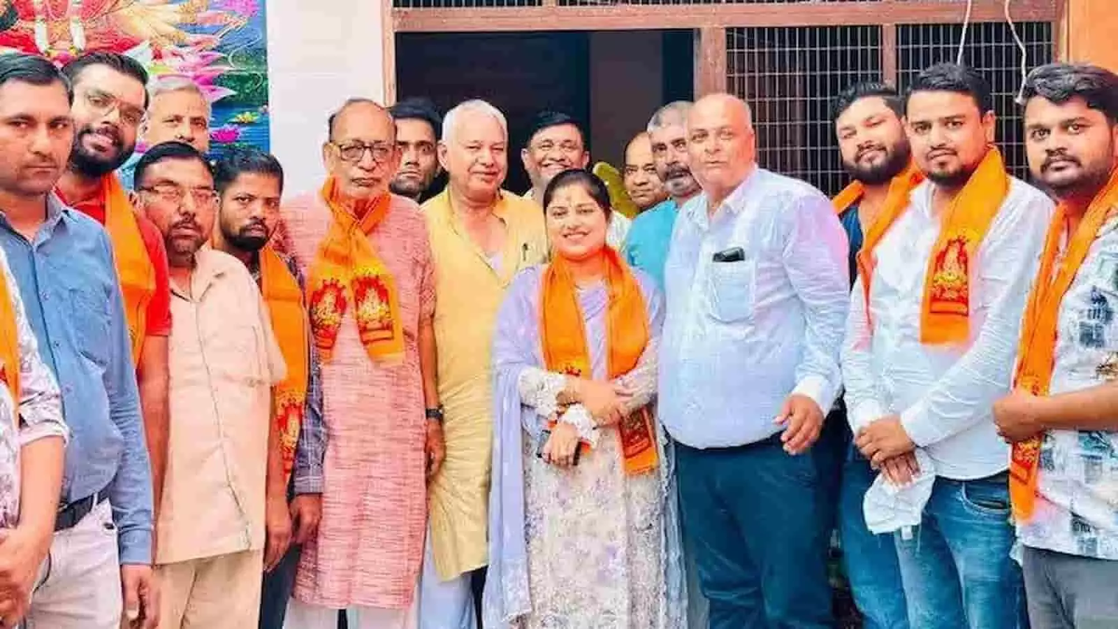 तस्वीर में खुर्जा में एक मंदिर के बाहर विधायक मीनाक्षी सिंह के साथ कई लोग खड़े नजर आ रहे हैं। तस्वीर में खुर्जा में एक मंदिर के बाहर विधायक मीनाक्षी सिंह के साथ कई लोग खड़े नजर आ रहे हैं।