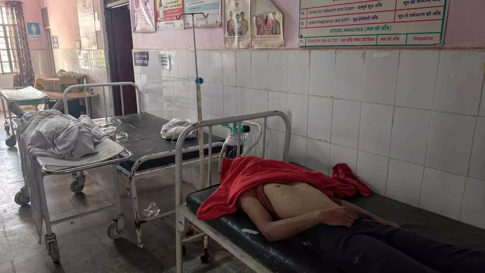तस्वीर में अस्पताल के कमरे के अंदर बेड पर चादर से ढके हुए शव रखे नजर आ रहे हैं। तस्वीर में अस्पताल के कमरे के अंदर बेड पर चादर से ढके हुए शव रखे नजर आ रहे हैं।