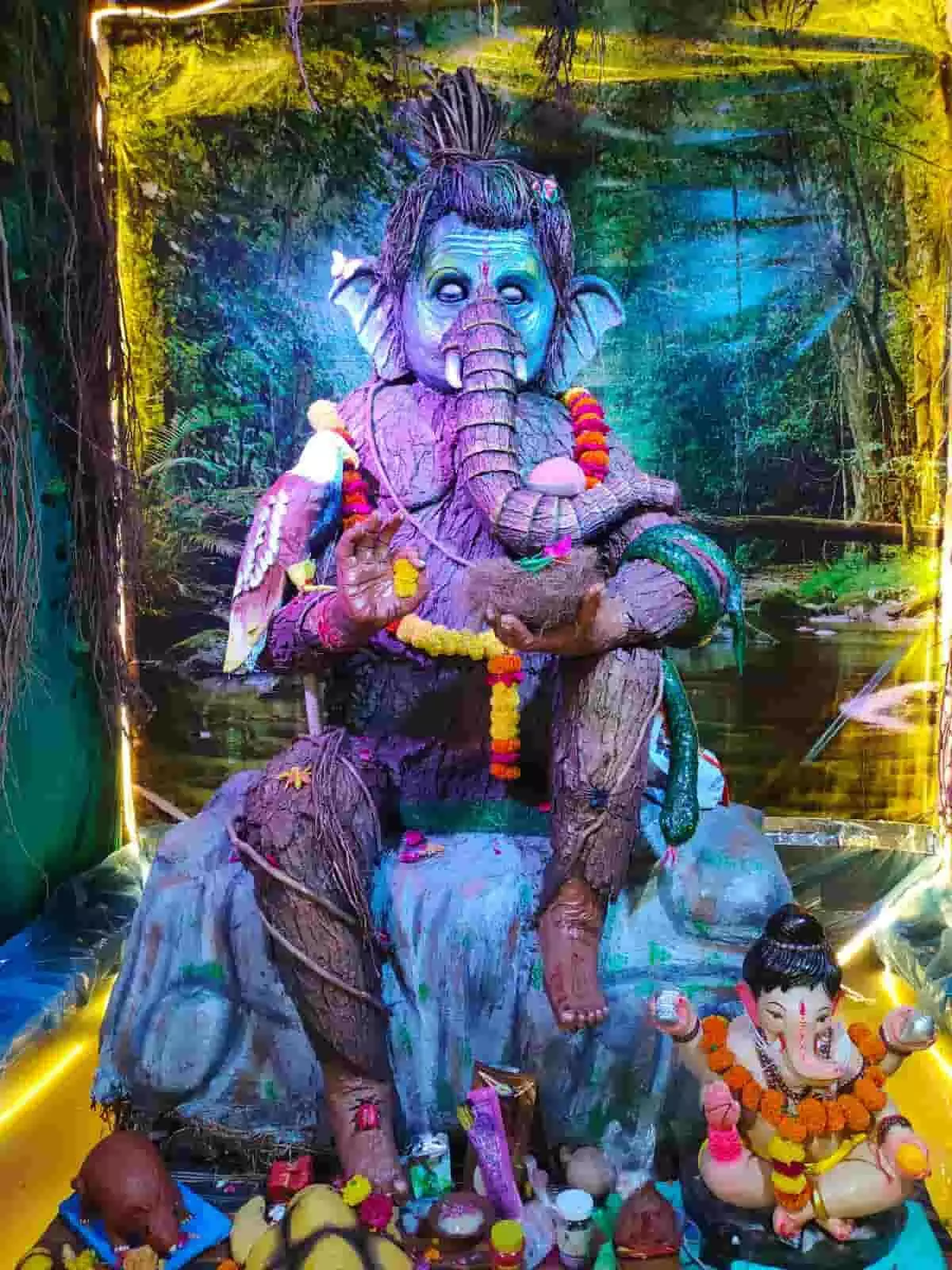 तस्वीर में एक मंदिर के भीतर प्राकृतिक थीम पर आधारित भगवान गणेश की विशाल और अनोखी प्रतिमा नजर आ रही है। तस्वीर में एक मंदिर के भीतर प्राकृतिक थीम पर आधारित भगवान गणेश की विशाल और अनोखी प्रतिमा नजर आ रही है।