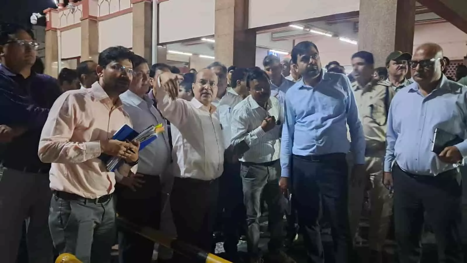 तस्वीर में एक मीटिंग हॉल के भीतर मंत्रियों और अधिकारियों का समूह मेज के चारों ओर बैठकर बात कर रहा है। तस्वीर में एक मीटिंग हॉल के भीतर मंत्रियों और अधिकारियों का समूह मेज के चारों ओर बैठकर बात कर रहा है।