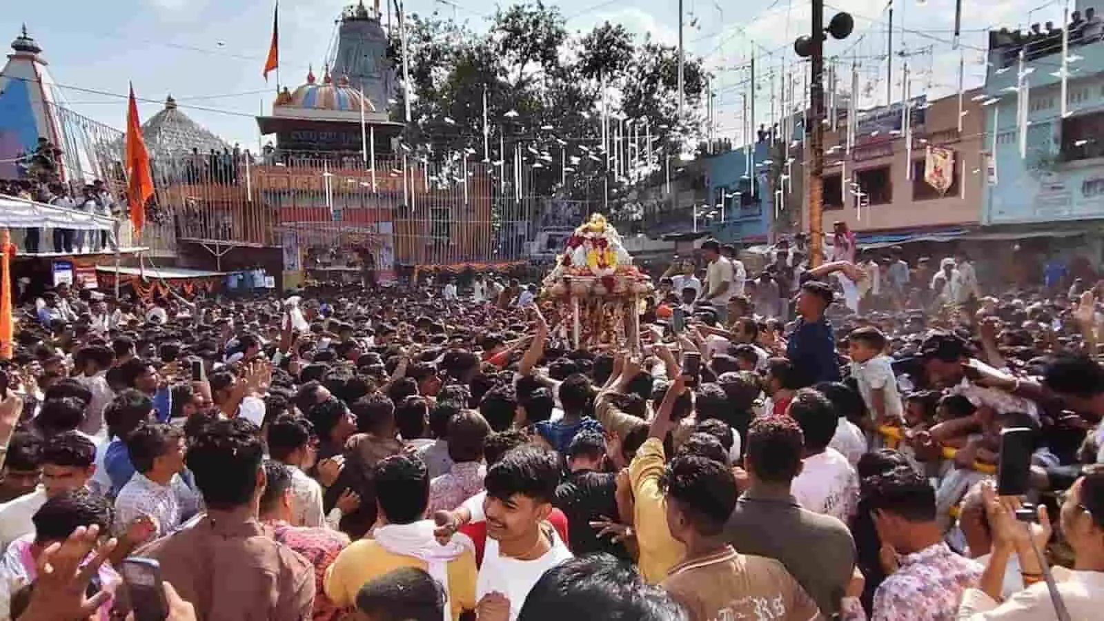 तस्वीर में कोटड़ी कस्बे में मंदिर के सामने भगवान की रजत रेवाड़ी और चारों तरफ मौजूद श्रद्धालुओं का समूह नजर आ रहा है। तस्वीर में कोटड़ी कस्बे में मंदिर के सामने भगवान की रजत रेवाड़ी और चारों तरफ मौजूद श्रद्धालुओं का समूह नजर आ रहा है।