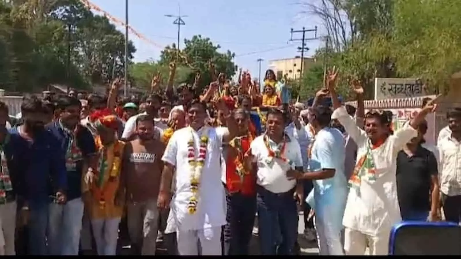 तस्वीर में एक सड़क पर कांग्रेस के झंडों और समर्थकों के साथ नवनिर्वाचित जनप्रतिनिधि नजर आ रहे हैं। तस्वीर में एक सड़क पर कांग्रेस के झंडों और समर्थकों के साथ नवनिर्वाचित जनप्रतिनिधि नजर आ रहे हैं।