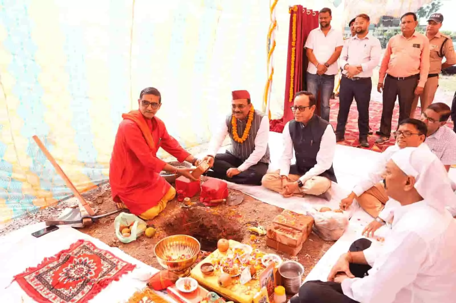 तस्वीर में पारंपरिक अनुष्ठान के दौरान बैठे हुए मुख्य सचिव आनंद वर्द्धन और अन्य अधिकारी नजर आ रहे हैं। तस्वीर में पारंपरिक अनुष्ठान के दौरान बैठे हुए मुख्य सचिव आनंद वर्द्धन और अन्य अधिकारी नजर आ रहे हैं।