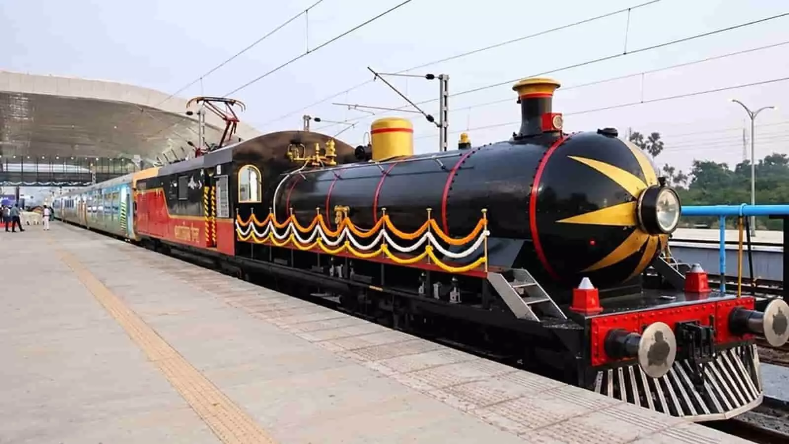 तस्वीर में प्लेटफॉर्म पर खड़ी हेरिटेज स्पेशल ट्रेन दिखाई दे रही है। तस्वीर में प्लेटफॉर्म पर खड़ी हेरिटेज स्पेशल ट्रेन दिखाई दे रही है।