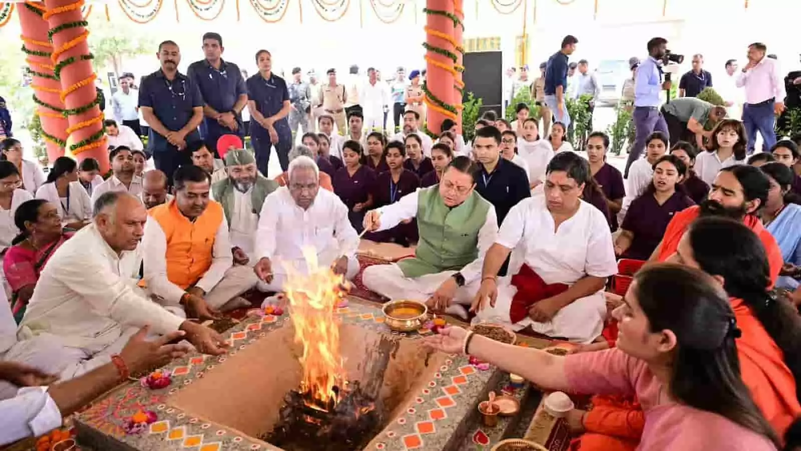 तस्वीर में मुख्यमंत्री पुष्कर सिंह धामी, स्वामी रामदेव और आचार्य बालकृष्ण अन्य लोगों के साथ यज्ञ में आहुति दे रहे हैं। तस्वीर में मुख्यमंत्री पुष्कर सिंह धामी, स्वामी रामदेव और आचार्य बालकृष्ण अन्य लोगों के साथ यज्ञ में आहुति दे रहे हैं।