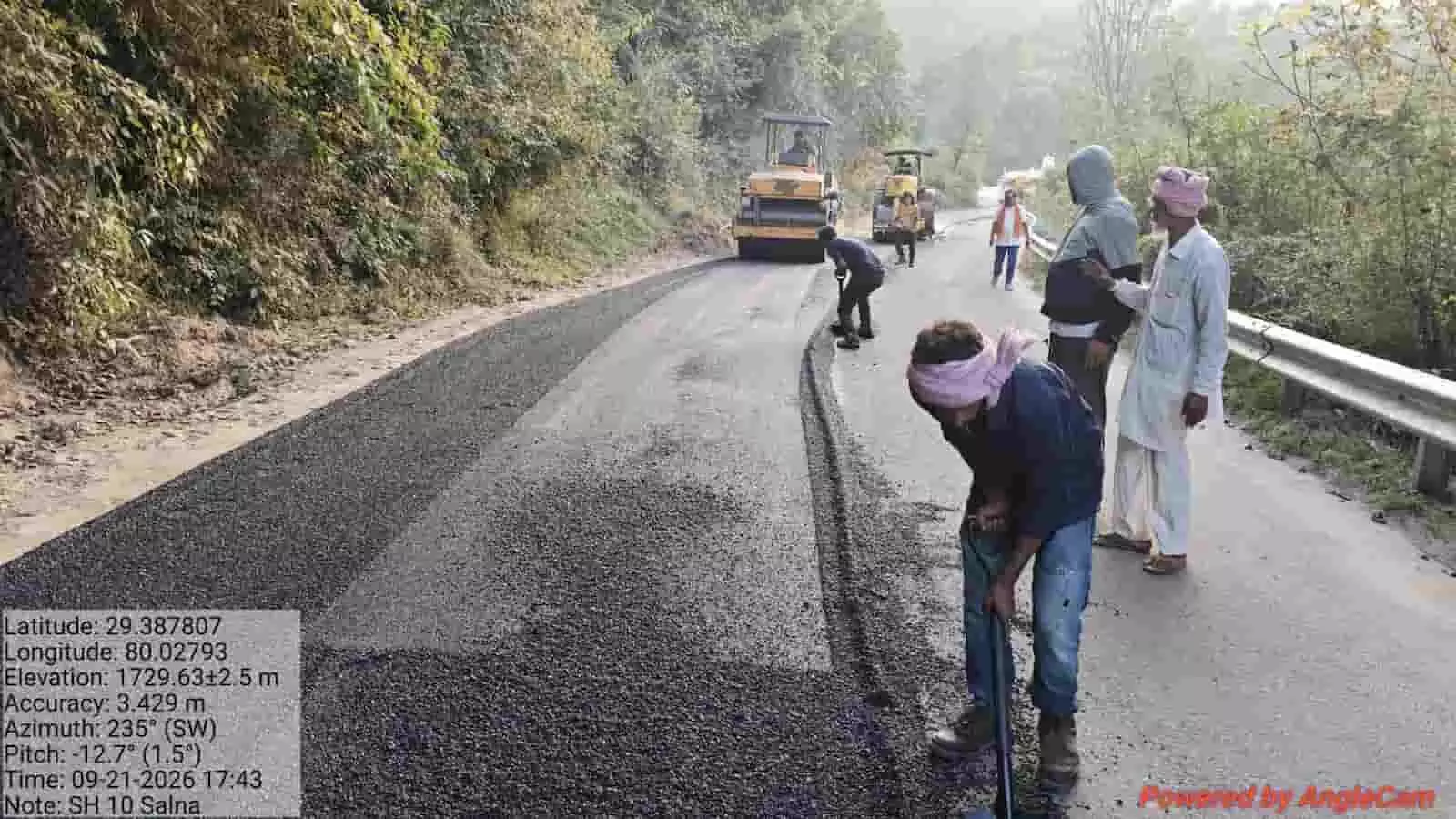 तस्वीर में सड़क पर निर्माण कार्य के दौरान मजदूर फावड़े से डामर बिछाते और रोलर चलाते दिख रहे हैं। तस्वीर में सड़क पर निर्माण कार्य के दौरान मजदूर फावड़े से डामर बिछाते और रोलर चलाते दिख रहे हैं।