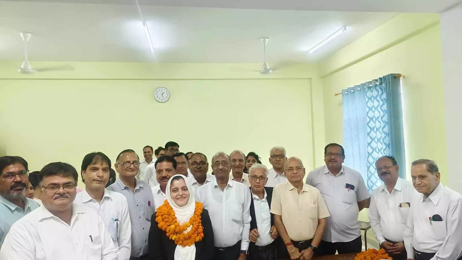 तस्वीर में दिख रही एडीजे रेशमा खान का गंगापुर सिटी में अधिवक्ताओं द्वारा स्वागत किया जा रहा है। तस्वीर में दिख रही एडीजे रेशमा खान का गंगापुर सिटी में अधिवक्ताओं द्वारा स्वागत किया जा रहा है।