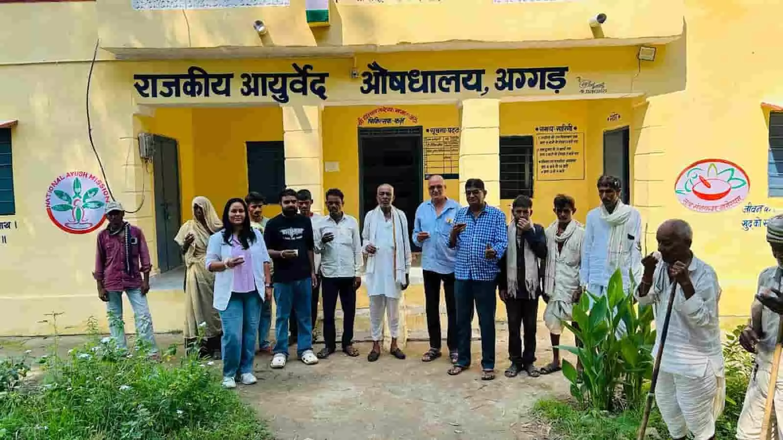 तस्वीर में अग्गड़ राजकीय आयुर्वेद औषधालय के बाहर काढ़ा पीते हुए ग्रामीण और चिकित्साकर्मी दिख रहे हैं। तस्वीर में अग्गड़ राजकीय आयुर्वेद औषधालय के बाहर काढ़ा पीते हुए ग्रामीण और चिकित्साकर्मी दिख रहे हैं।