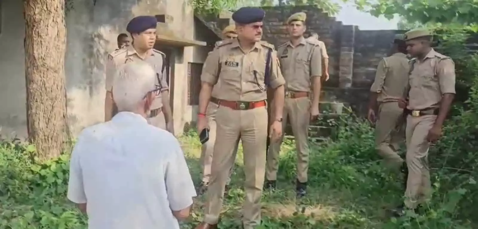 तस्वीर में पुलिस अधिकारी और जवान एक घर के बाहर खड़े होकर छानबीन कर रहे हैं। तस्वीर में पुलिस अधिकारी और जवान एक घर के बाहर खड़े होकर छानबीन कर रहे हैं।