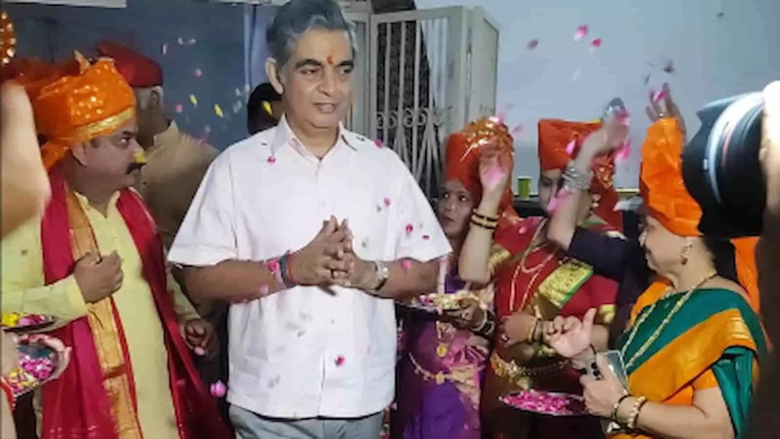 स्वीर में कोटा के सभागृह में सांस्कृतिक कार्यक्रम के दौरान पारंपरिक वेशभूषा में लोग दिख रहे हैं। स्वीर में कोटा के सभागृह में सांस्कृतिक कार्यक्रम के दौरान पारंपरिक वेशभूषा में लोग दिख रहे हैं।