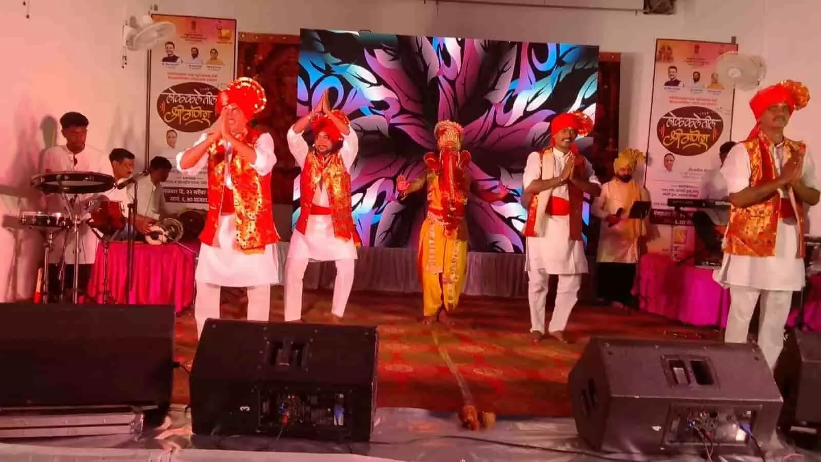 मंच पर पारंपरिक वेशभूषा में कलाकार नृत्य प्रस्तुत कर रहे हैं। मंच पर पारंपरिक वेशभूषा में कलाकार नृत्य प्रस्तुत कर रहे हैं।