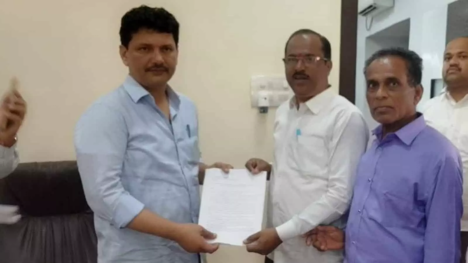 तस्वीर में कुछ लोग कार्यालय में एक ज्ञापन सौंपते हुए दिखाई दे रहे हैं। तस्वीर में कुछ लोग कार्यालय में एक ज्ञापन सौंपते हुए दिखाई दे रहे हैं।