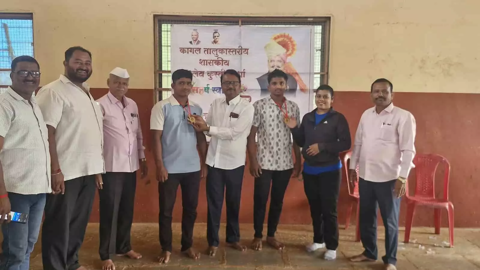 लाल आखाड़ा मुरगूड में कुश्ती प्रतियोगिता के दौरान विजेता पहलवानों को सम्मानित करते अतिथि। लाल आखाड़ा मुरगूड में कुश्ती प्रतियोगिता के दौरान विजेता पहलवानों को सम्मानित करते अतिथि।