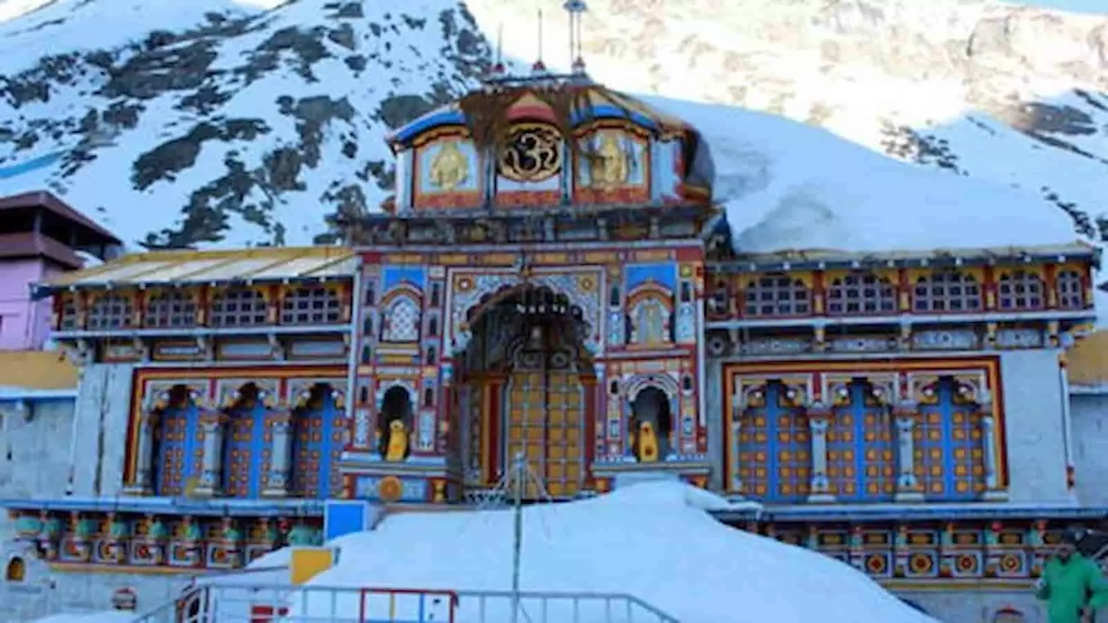 तस्वीर में उत्तराखंड में बर्फ से ढके पहाड़ों के बीच बद्रीनाथ धाम का मंदिर दिख रहा है। तस्वीर में उत्तराखंड में बर्फ से ढके पहाड़ों के बीच बद्रीनाथ धाम का मंदिर दिख रहा है।