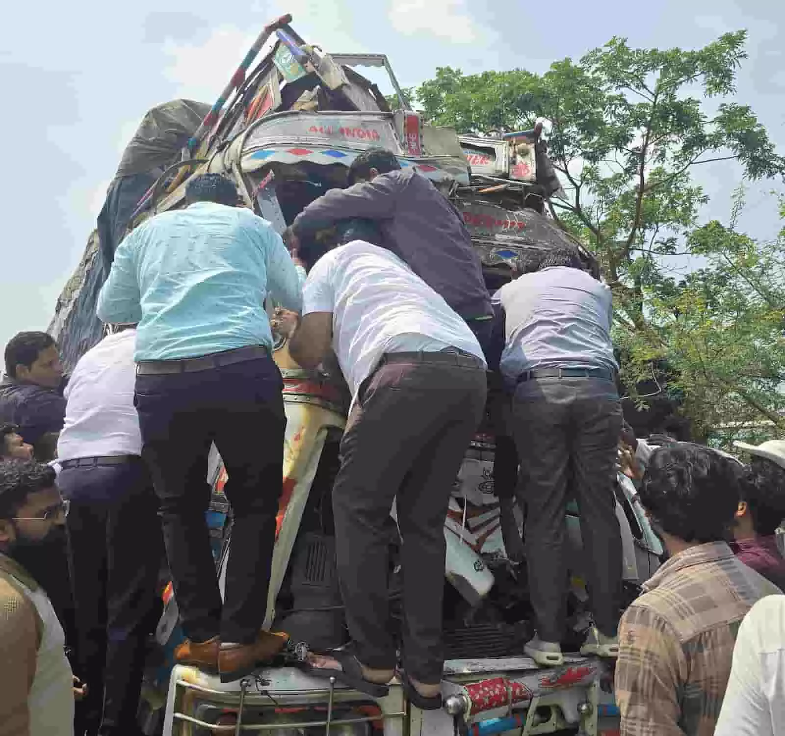 तस्वीर में दिख रही घटना में मंत्री गिरीश महाजन और उनके सहयोगी सड़क पर खड़े क्षतिग्रस्त ट्रक में फंसे लोगों को बाहर निकालते हुए। तस्वीर में दिख रही घटना में मंत्री गिरीश महाजन और उनके सहयोगी सड़क पर खड़े क्षतिग्रस्त ट्रक में फंसे लोगों को बाहर निकालते हुए।