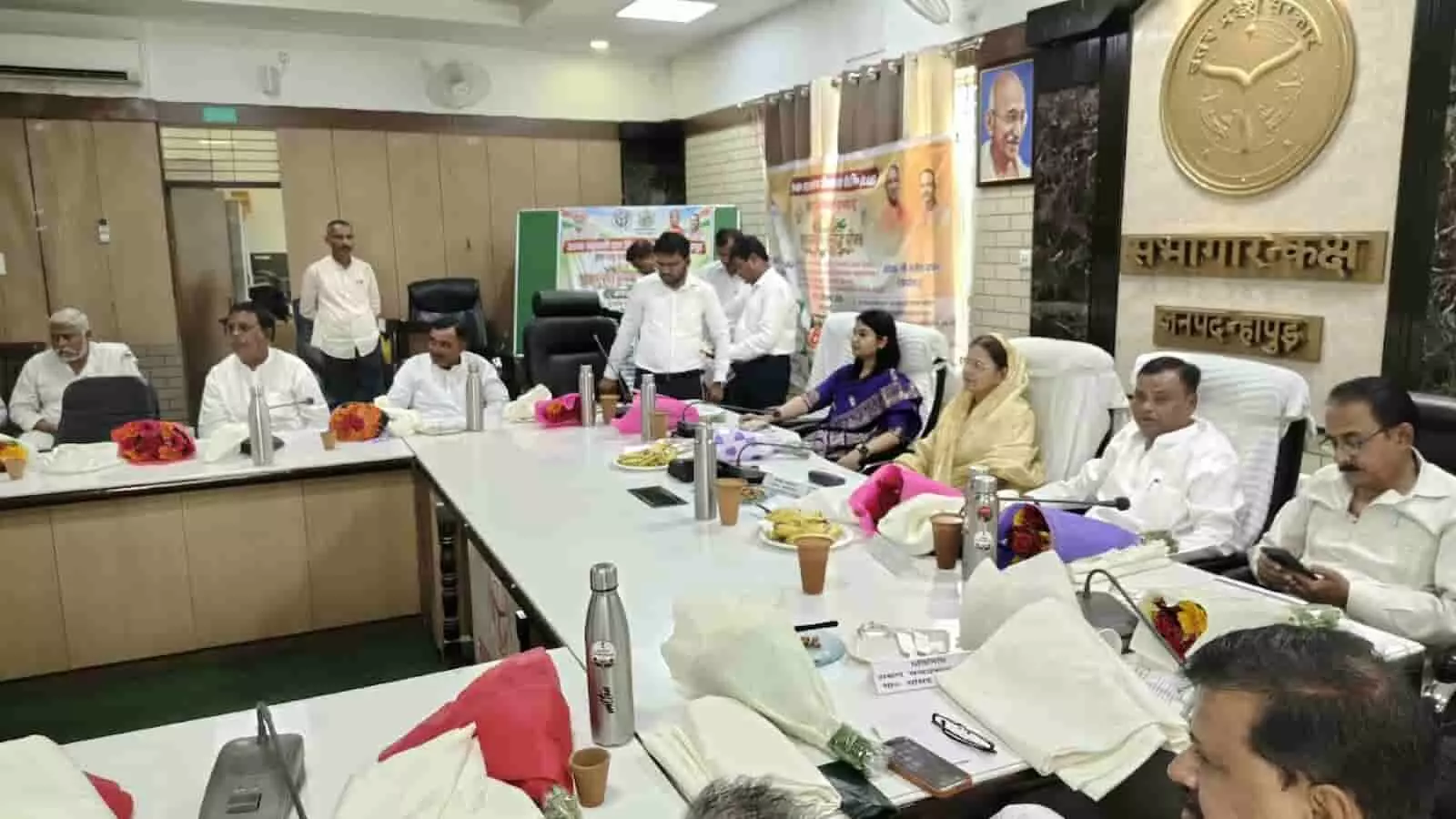 हापुड़ कलेक्ट्रेट सभागार के बैठक कक्ष में बैठे अधिकारी और जनप्रतिनिधि नजर आ रहे हैं। हापुड़ कलेक्ट्रेट सभागार के बैठक कक्ष में बैठे अधिकारी और जनप्रतिनिधि नजर आ रहे हैं।