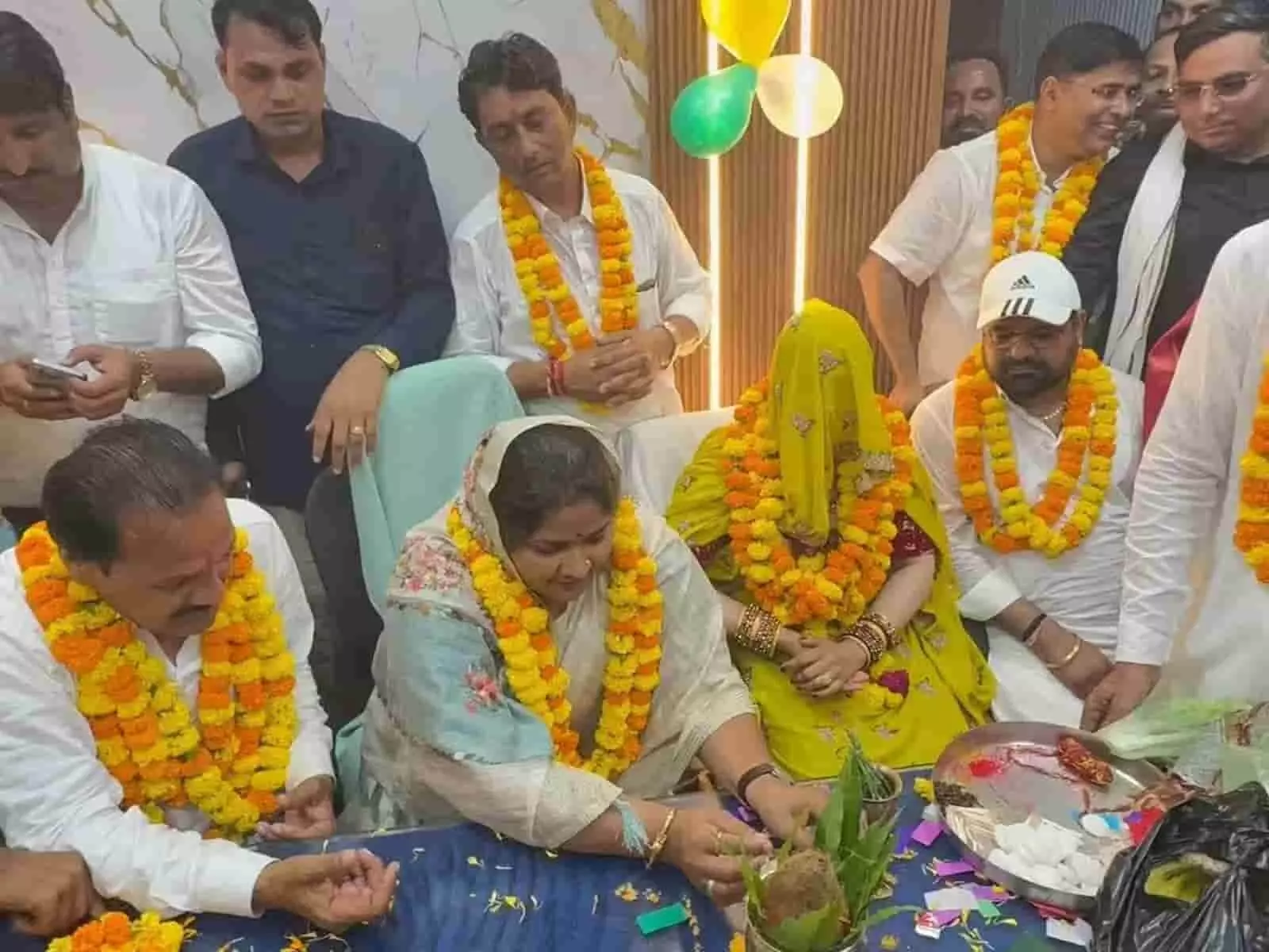 तस्वीर में विधायक इंदिरा मीणा और नवनिर्वाचित चेयरमैन रेखा मीणा बामनवास नगरपालिका कार्यालय में पूजा करती दिख रही हैं। तस्वीर में विधायक इंदिरा मीणा और नवनिर्वाचित चेयरमैन रेखा मीणा बामनवास नगरपालिका कार्यालय में पूजा करती दिख रही हैं।
