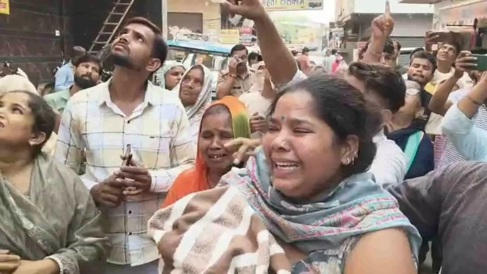 तस्वीर में हापुड़ के केयर हॉस्पिटल के बाहर नवजात बच्चे की मौत के बाद प्रदर्शन करते परिजन। तस्वीर में हापुड़ के केयर हॉस्पिटल के बाहर नवजात बच्चे की मौत के बाद प्रदर्शन करते परिजन।