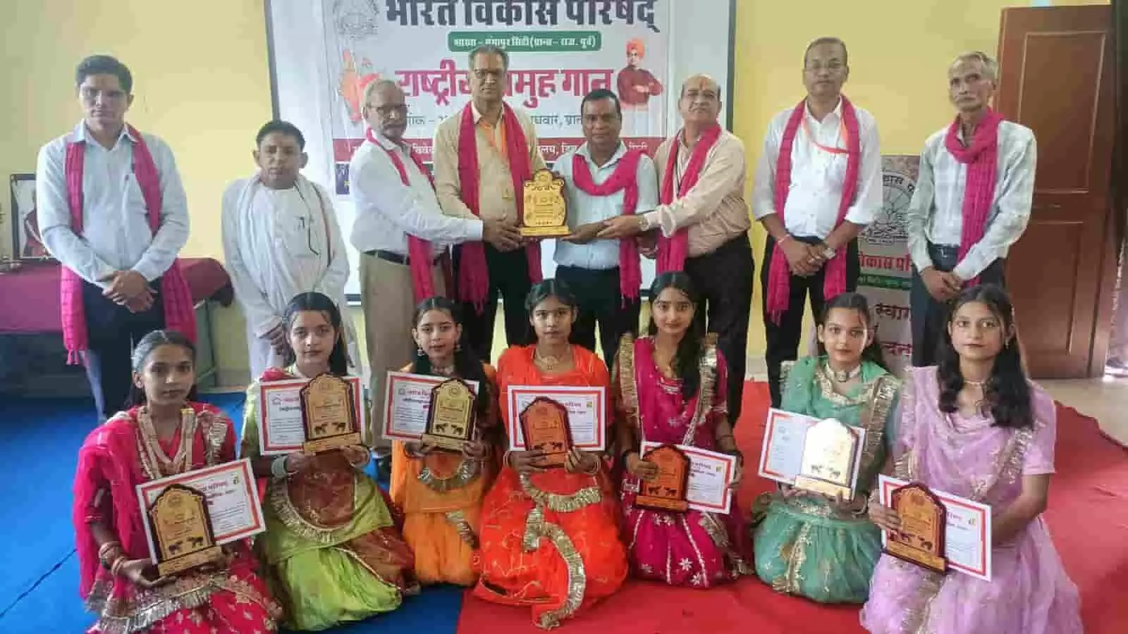 तस्वीर में दिख रही छात्राएं और अतिथि हाथ में मोमेंटो एवं प्रशस्ति पत्र लेकर खड़े हैं। तस्वीर में दिख रही छात्राएं और अतिथि हाथ में मोमेंटो एवं प्रशस्ति पत्र लेकर खड़े हैं।