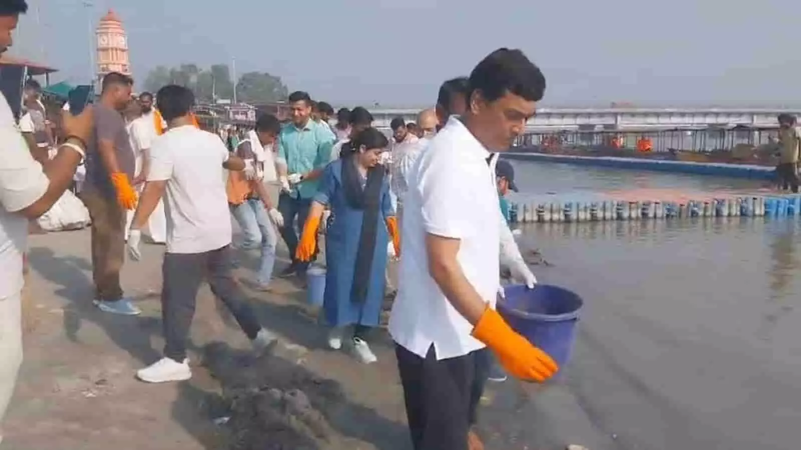 तस्वीर में बृजघाट के गंगा तट पर स्वच्छता अभियान के तहत सफाई करते लोग दिख रहे हैं. तस्वीर में बृजघाट के गंगा तट पर स्वच्छता अभियान के तहत सफाई करते लोग दिख रहे हैं.