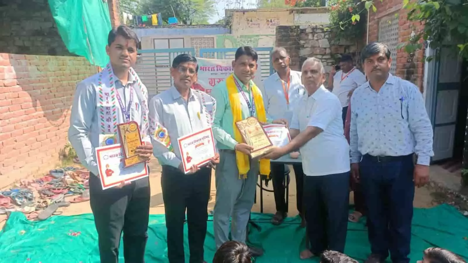 तस्वीर में भारत विकास परिषद के सदस्य विद्यालय परिसर में शिक्षकों को स्मृति चिन्ह और प्रशस्ति पत्र देकर सम्मानित कर रहे हैं। तस्वीर में भारत विकास परिषद के सदस्य विद्यालय परिसर में शिक्षकों को स्मृति चिन्ह और प्रशस्ति पत्र देकर सम्मानित कर रहे हैं।