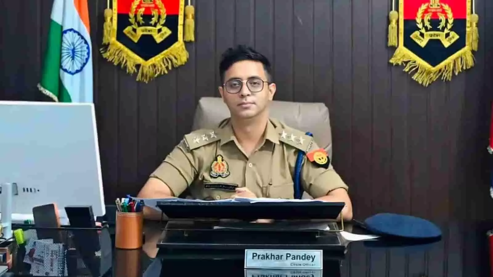 तस्वीर में प्रखर पांडेय पुलिस वर्दी में कार्यालय की मेज पर बैठे दिख रहे हैं। तस्वीर में प्रखर पांडेय पुलिस वर्दी में कार्यालय की मेज पर बैठे दिख रहे हैं।
