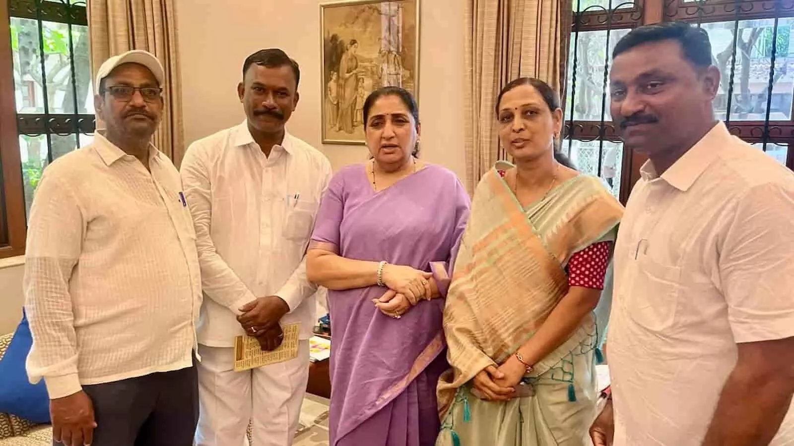 तस्वीर में उपमुख्यमंत्री सुनेत्रा पवार अन्य लोगों के साथ बारामती स्थित आवास पर खड़े दिखाई दे रहे हैं। तस्वीर में उपमुख्यमंत्री सुनेत्रा पवार अन्य लोगों के साथ बारामती स्थित आवास पर खड़े दिखाई दे रहे हैं।
