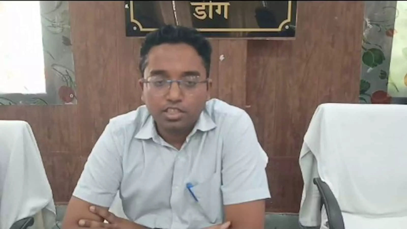 तस्वीर में जिला निर्वाचन अधिकारी मयंक मनीष डीग कार्यालय में बैठे हुए दिखाई दे रहे हैं। तस्वीर में जिला निर्वाचन अधिकारी मयंक मनीष डीग कार्यालय में बैठे हुए दिखाई दे रहे हैं।