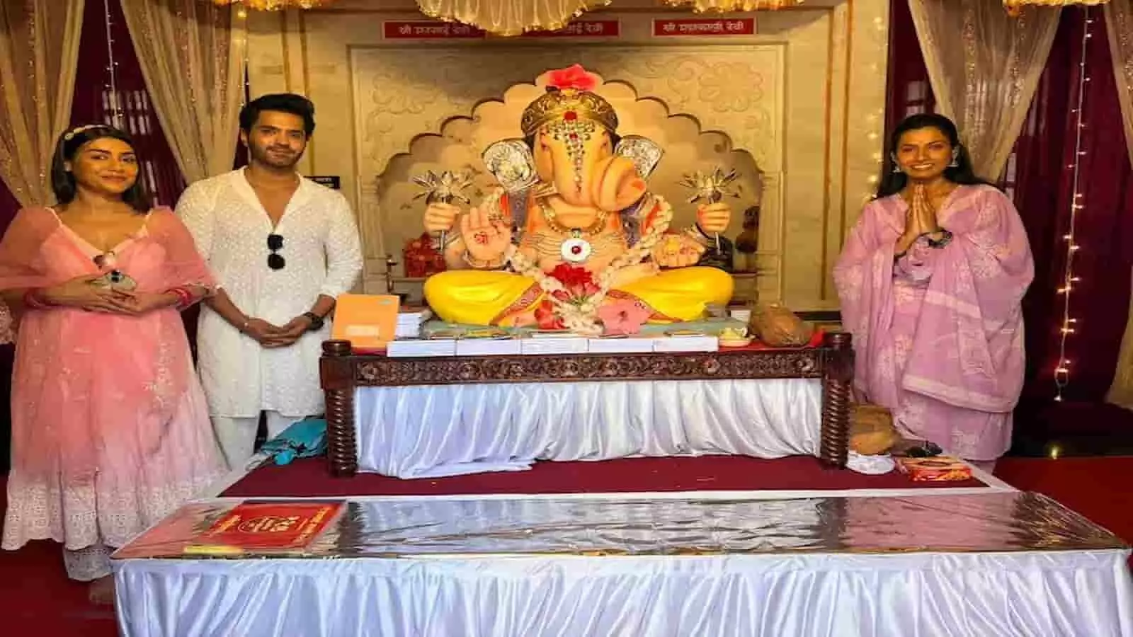 गणपति पंडाल में बाईं से दाईं ओर खड़ी अंकिता बहुगुणा, गौरव बाजपेयी और हाथ जोड़े आरती बिराजदार। गणपति पंडाल में बाईं से दाईं ओर खड़ी अंकिता बहुगुणा, गौरव बाजपेयी और हाथ जोड़े आरती बिराजदार।