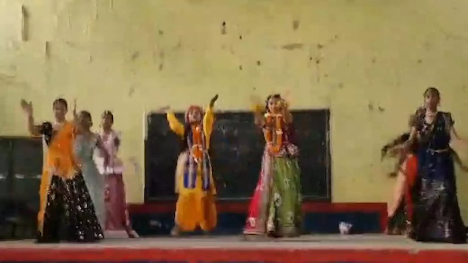 तस्वीर में डीग के स्कूल मंच पर लोक नृत्य प्रस्तुत करतीं छात्राएं दिख रही हैं. तस्वीर में डीग के स्कूल मंच पर लोक नृत्य प्रस्तुत करतीं छात्राएं दिख रही हैं.