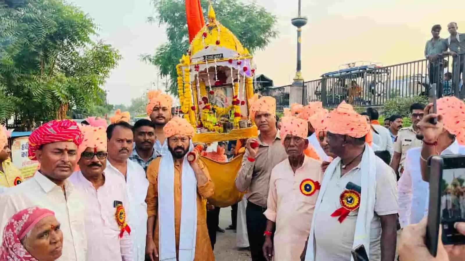 कोटा के तलवंडी में डोल ग्यारस शोभायात्रा के दौरान विमान उठाते श्रद्धालु। कोटा के तलवंडी में डोल ग्यारस शोभायात्रा के दौरान विमान उठाते श्रद्धालु।