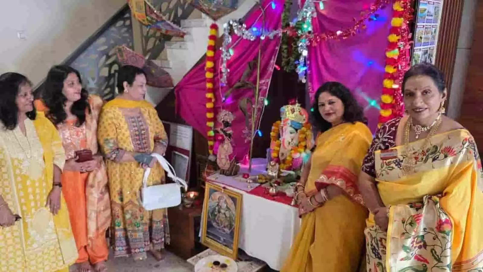 तस्वीर में पारंपरिक पोशाक में नजर आ रही रोटरी क्लब की महिलाएं भगवान गणेश की मूर्ति के पास खड़ी हैं। तस्वीर में पारंपरिक पोशाक में नजर आ रही रोटरी क्लब की महिलाएं भगवान गणेश की मूर्ति के पास खड़ी हैं।