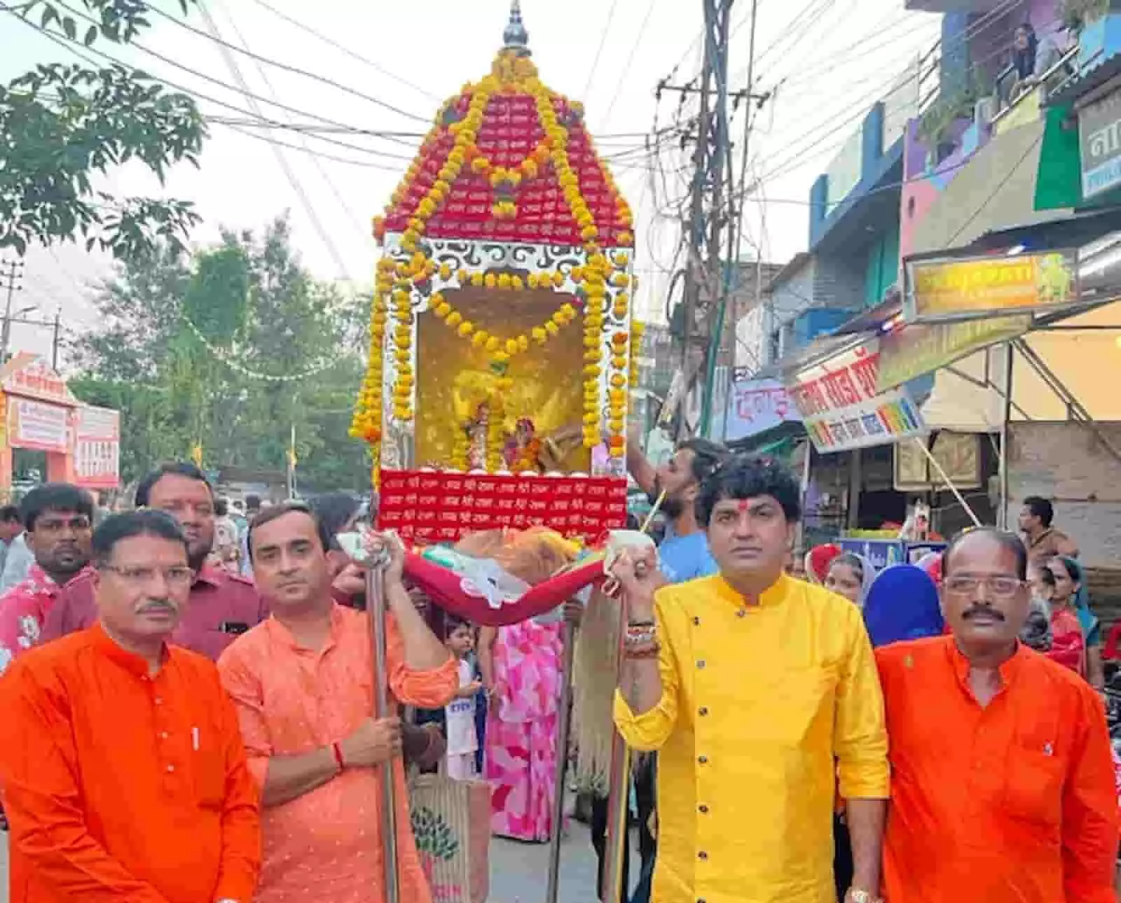 तस्वीर में कोटा के बजरंग नगर में जलझूलनी एकादशी पर देव विमान को कंधों पर उठाकर ले जाते श्रद्धालु दिख रहे हैं। तस्वीर में कोटा के बजरंग नगर में जलझूलनी एकादशी पर देव विमान को कंधों पर उठाकर ले जाते श्रद्धालु दिख रहे हैं।