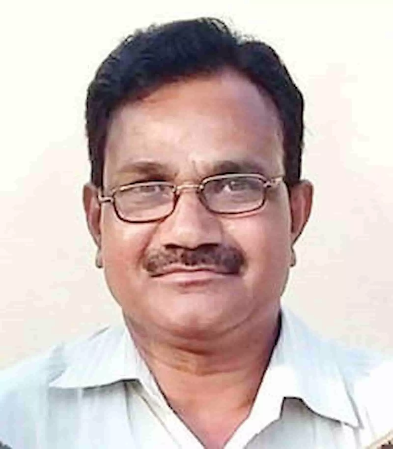 तस्वीर में चश्मा पहने एक व्यक्ति नजर आ रहे हैं। तस्वीर में चश्मा पहने एक व्यक्ति नजर आ रहे हैं।