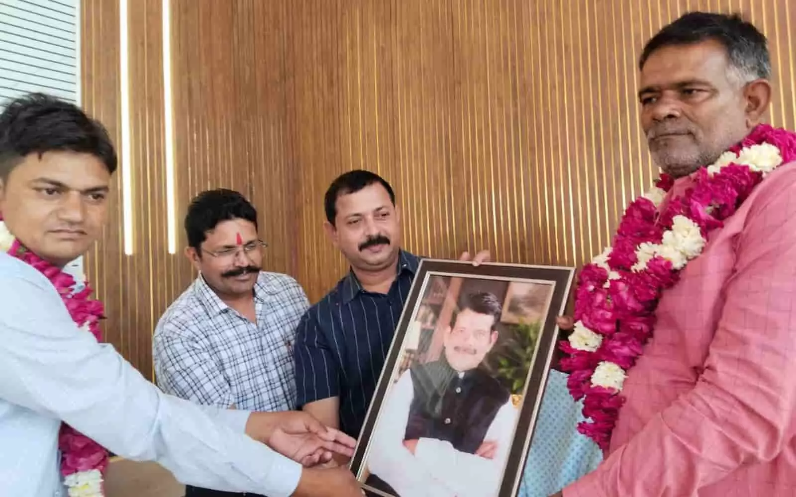 तस्वीर में माला पहने भुसावर पालिका अध्यक्ष मुकेश तिवाड़ी और उपस्थित लोग एक फ्रेम की हुई फोटो पकड़े खड़े हैं। तस्वीर में माला पहने भुसावर पालिका अध्यक्ष मुकेश तिवाड़ी और उपस्थित लोग एक फ्रेम की हुई फोटो पकड़े खड़े हैं।