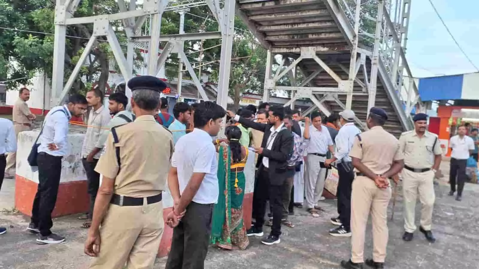 मानपुर स्टेशन पर रेलवे सुरक्षा बल और अधिकारी यात्रियों के टिकट की जांच कर रहे हैं। मानपुर स्टेशन पर रेलवे सुरक्षा बल और अधिकारी यात्रियों के टिकट की जांच कर रहे हैं।