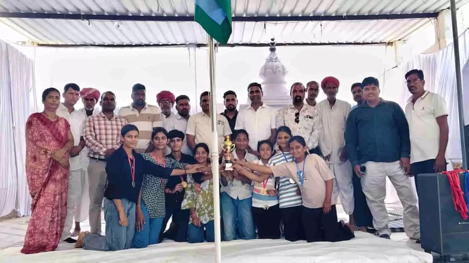 तस्वीर में दिख रही छात्र-छात्राएं हाथ में ट्रॉफी थामे और अतिथि उनके पीछे खड़े हैं। तस्वीर में दिख रही छात्र-छात्राएं हाथ में ट्रॉफी थामे और अतिथि उनके पीछे खड़े हैं।