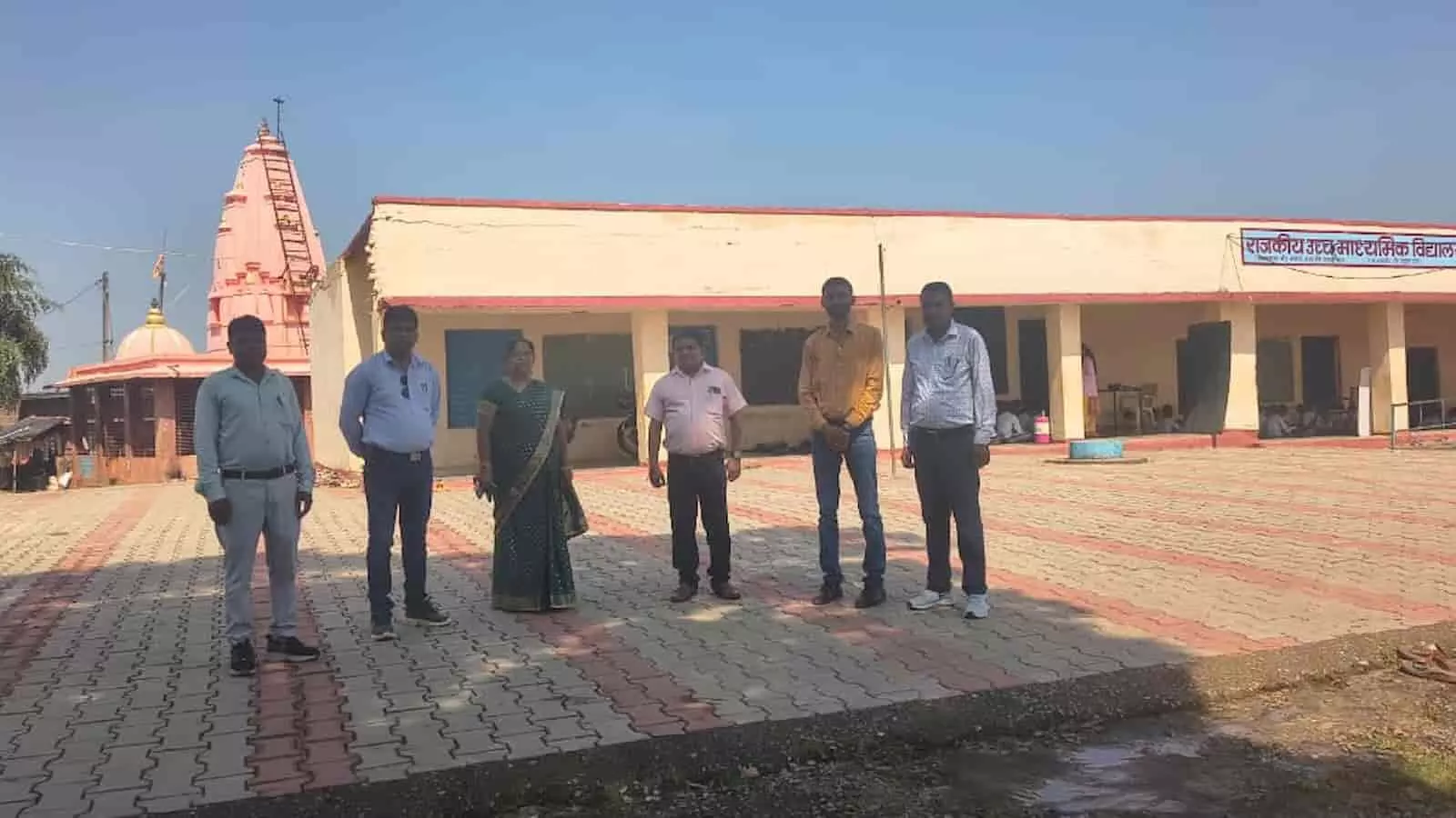 तस्वीर में अधिकारी नयागांव फला विद्यालय भवन के निरीक्षण के दौरान परिसर में खड़े हैं। तस्वीर में अधिकारी नयागांव फला विद्यालय भवन के निरीक्षण के दौरान परिसर में खड़े हैं।