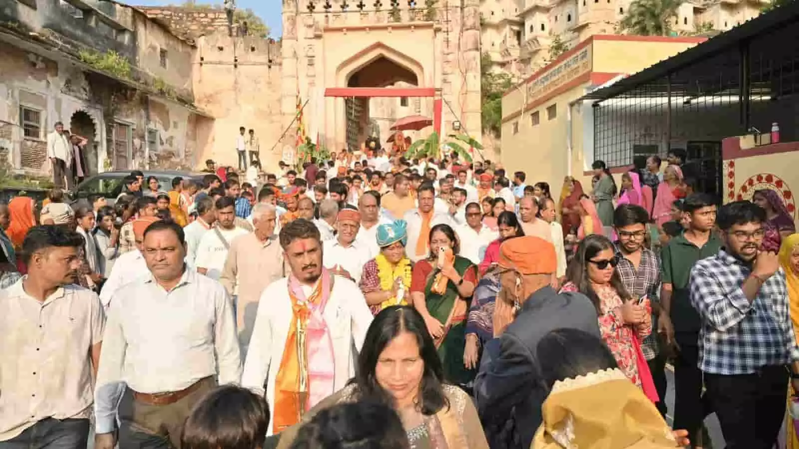 तस्वीर में दिख रहे लोग प्राचीन भवन के द्वार से पैदल आगे बढ़ते हुए यात्रा में शामिल हैं। तस्वीर में दिख रहे लोग प्राचीन भवन के द्वार से पैदल आगे बढ़ते हुए यात्रा में शामिल हैं।