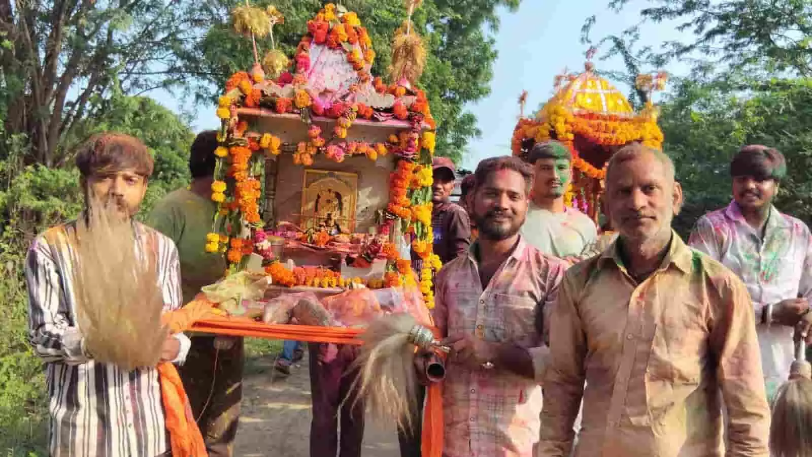 तस्वीर में दिख रही शोभायात्रा के दौरान श्रद्धालु हाथों में चंवर लिए बेवाण के साथ चल रहे हैं। तस्वीर में दिख रही शोभायात्रा के दौरान श्रद्धालु हाथों में चंवर लिए बेवाण के साथ चल रहे हैं।