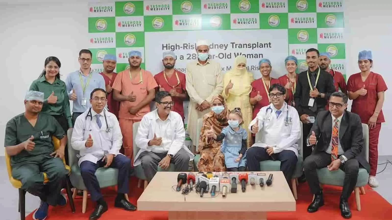 तस्वीर में बाएं से दाएं चिकित्सा टीम के सदस्य और मरीज का परिवार मंच पर एक साथ बैठे हैं। तस्वीर में बाएं से दाएं चिकित्सा टीम के सदस्य और मरीज का परिवार मंच पर एक साथ बैठे हैं।