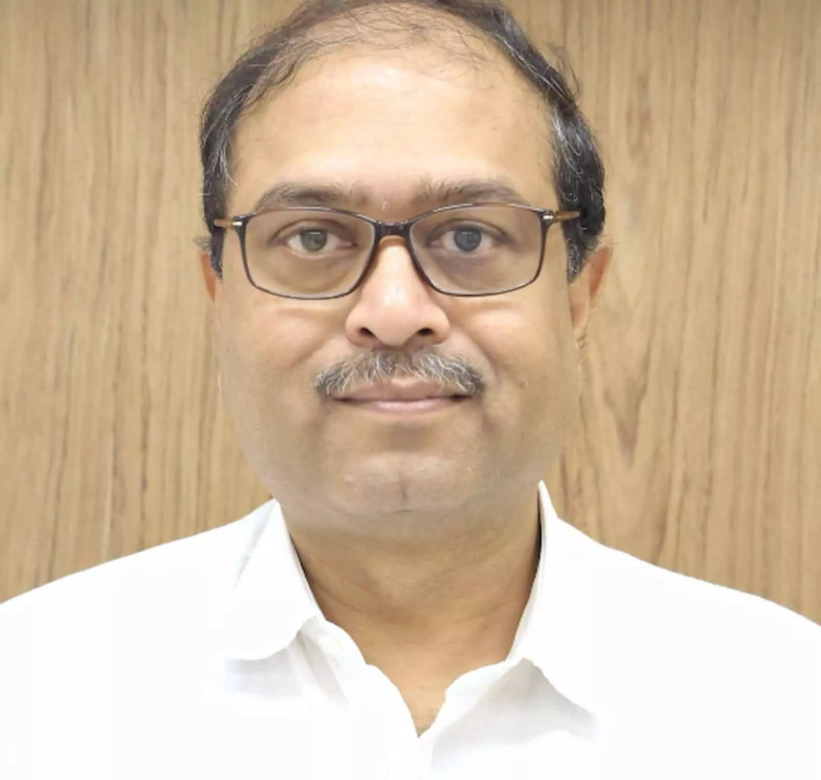 तस्वीर में चश्मे और सफेद शर्ट पहने श्री विनीत कुमार श्रीवास्तव नजर आ रहे हैं। तस्वीर में चश्मे और सफेद शर्ट पहने श्री विनीत कुमार श्रीवास्तव नजर आ रहे हैं।