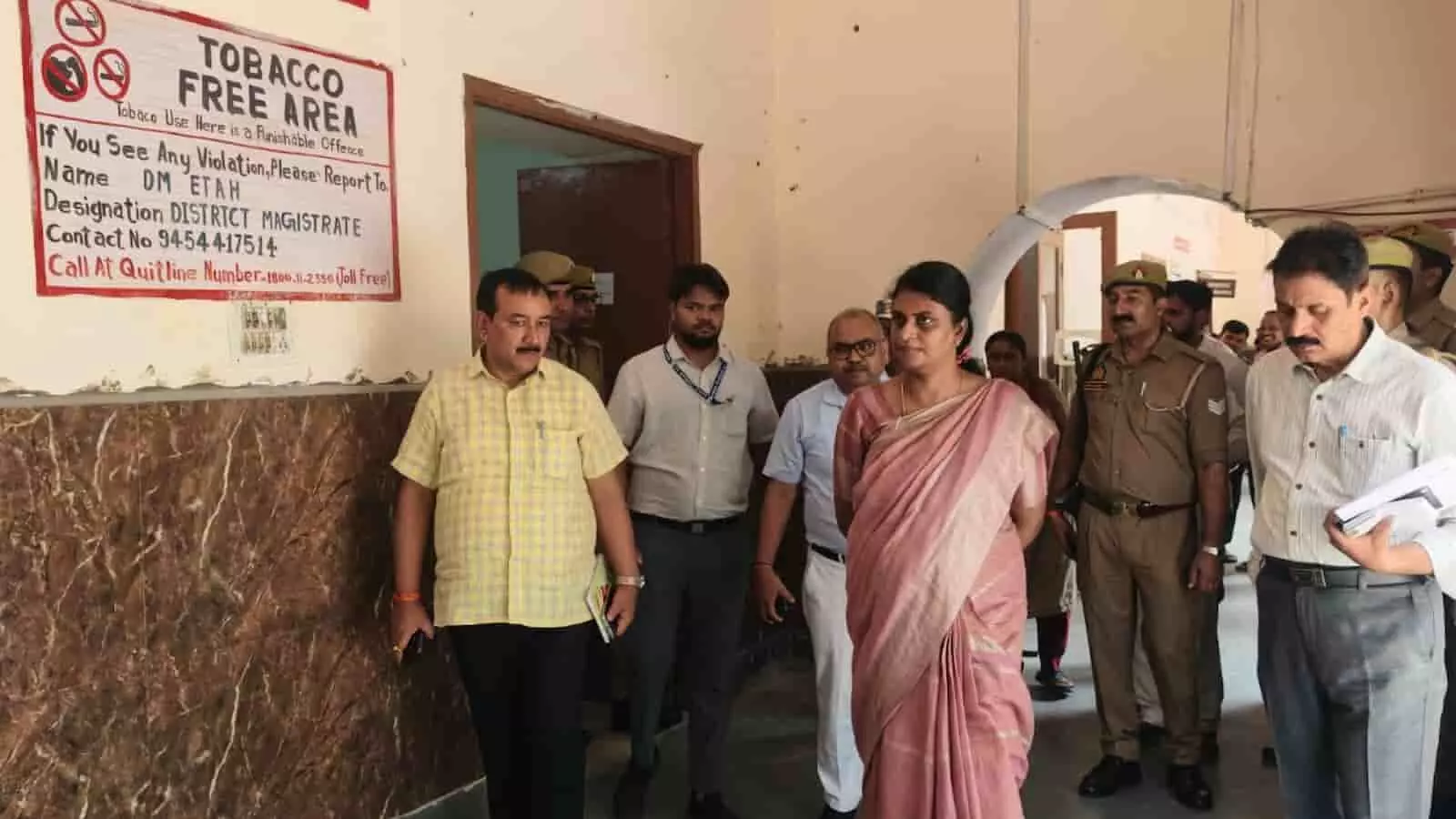 तस्वीर में गुलाबी साड़ी पहनी महिला अधिकारी अन्य प्रशासनिक अधिकारियों एवं सुरक्षाकर्मियों के साथ सरकारी कार्यालय गलियारे में निरीक्षण करती दिख रही हैं। तस्वीर में गुलाबी साड़ी पहनी महिला अधिकारी अन्य प्रशासनिक अधिकारियों एवं सुरक्षाकर्मियों के साथ सरकारी कार्यालय गलियारे में निरीक्षण करती दिख रही हैं।